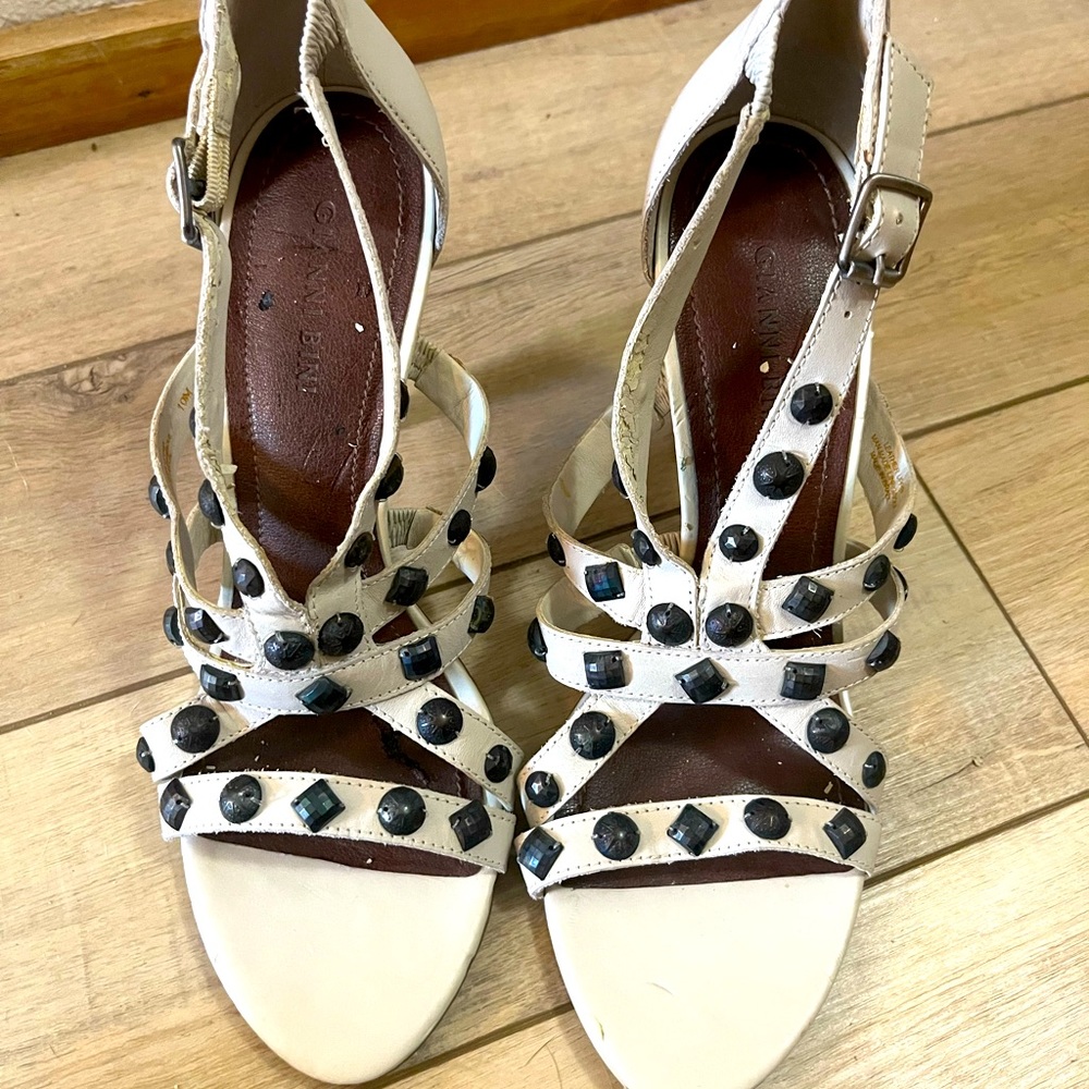 Gianni Bini Cream Studded Heel.  Size 10.